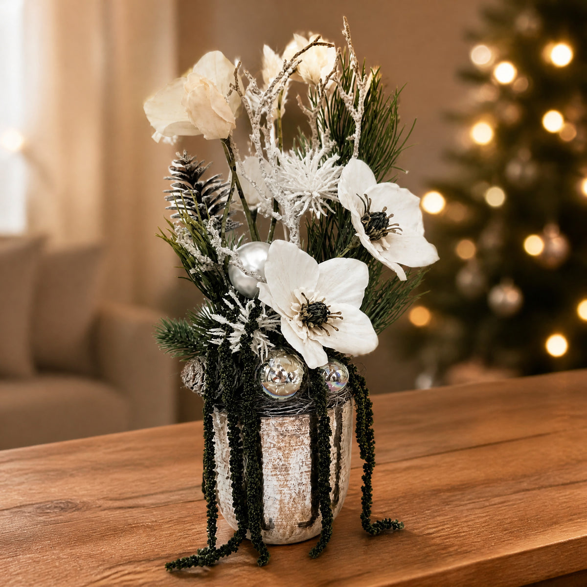 Szene Wintergesteck Christrosen Zapfen Kiefer creme weiss
