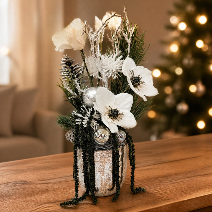 Szene Wintergesteck Christrosen Zapfen Kiefer creme weiss