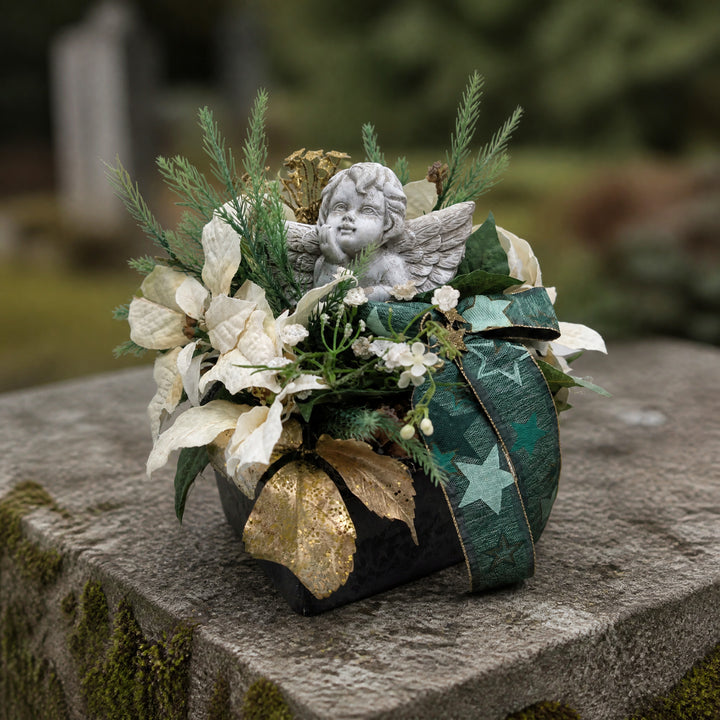 Szene Trauergesteck Engel Weihnachtsstern creme grün Grabschmuck Winter