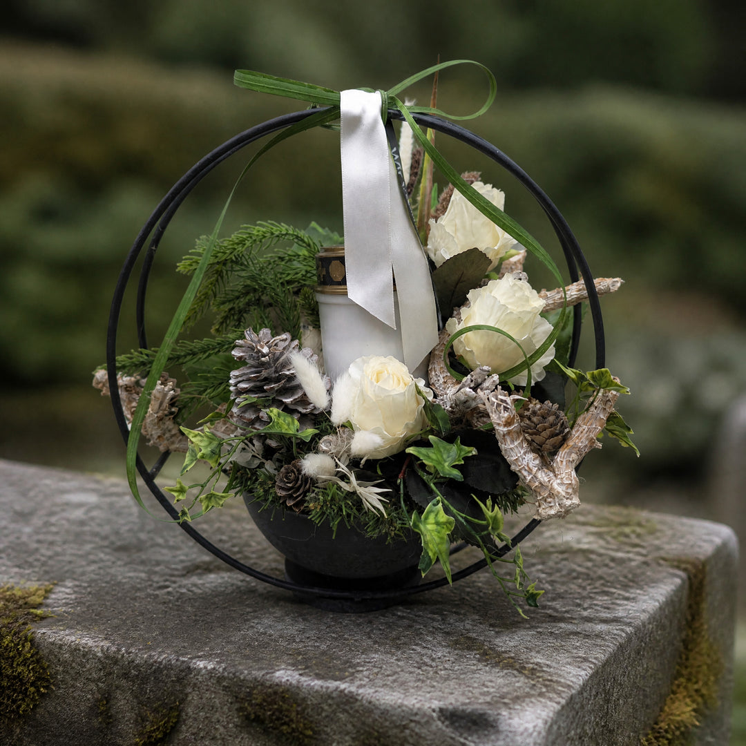 Szene Trauergesteck Grablicht weiße Rosen Zapfen Efeu