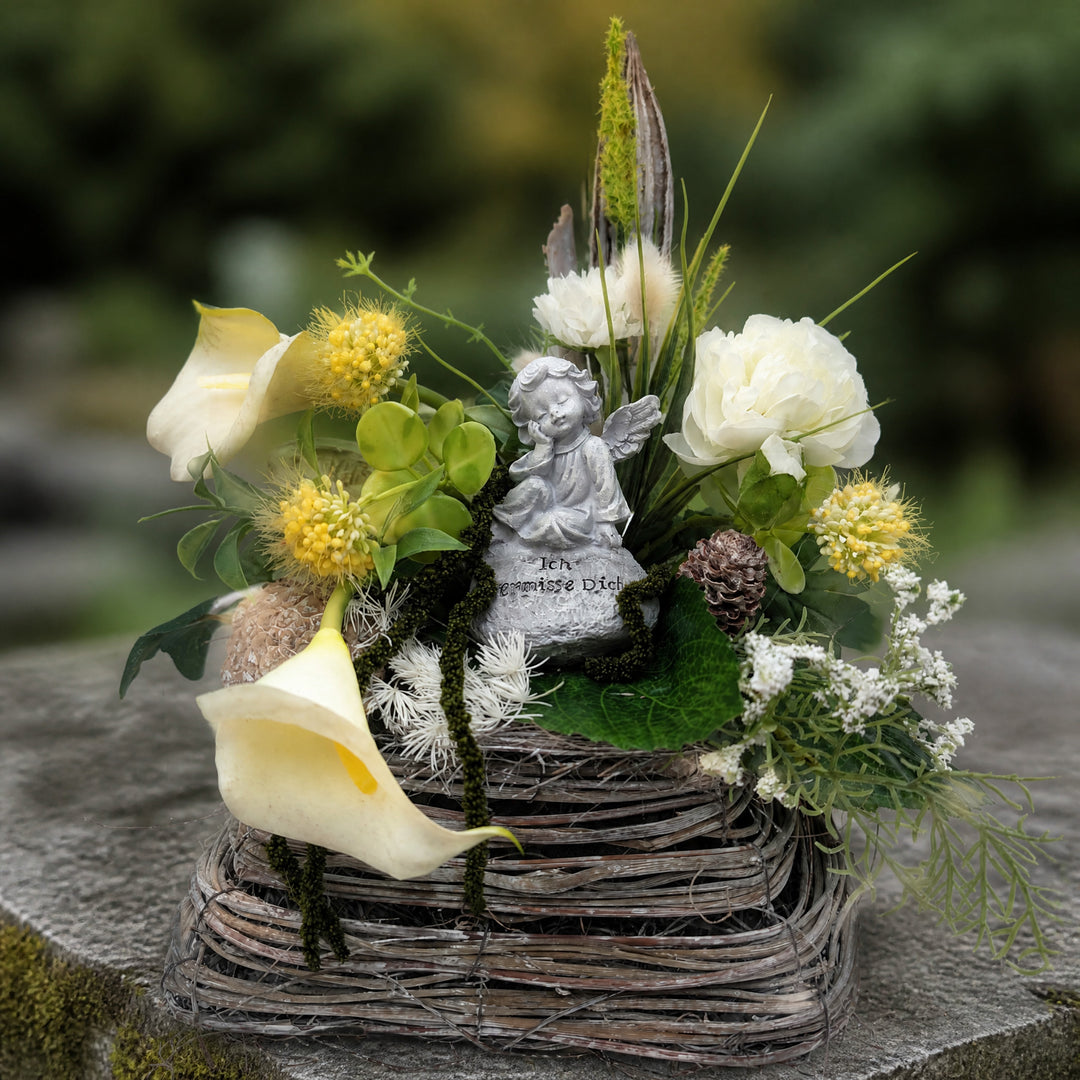 Szene Trauergesteck Engel Calla Rose weiss gelb