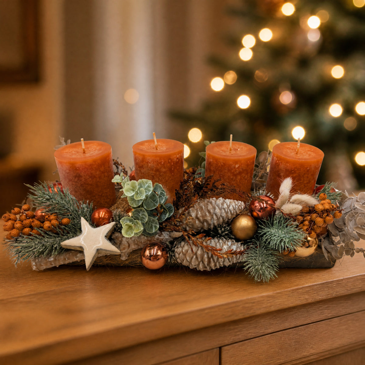 Szene Adventsgesteck Kerzen Zapfen Stern orange kupfer