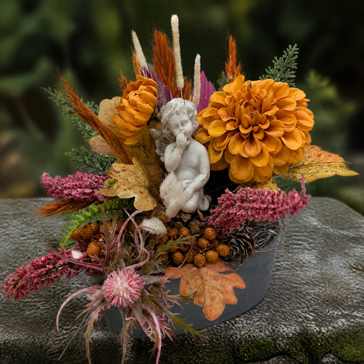 Szene Trauergesteck Engel Dahlien Heide orange rosa