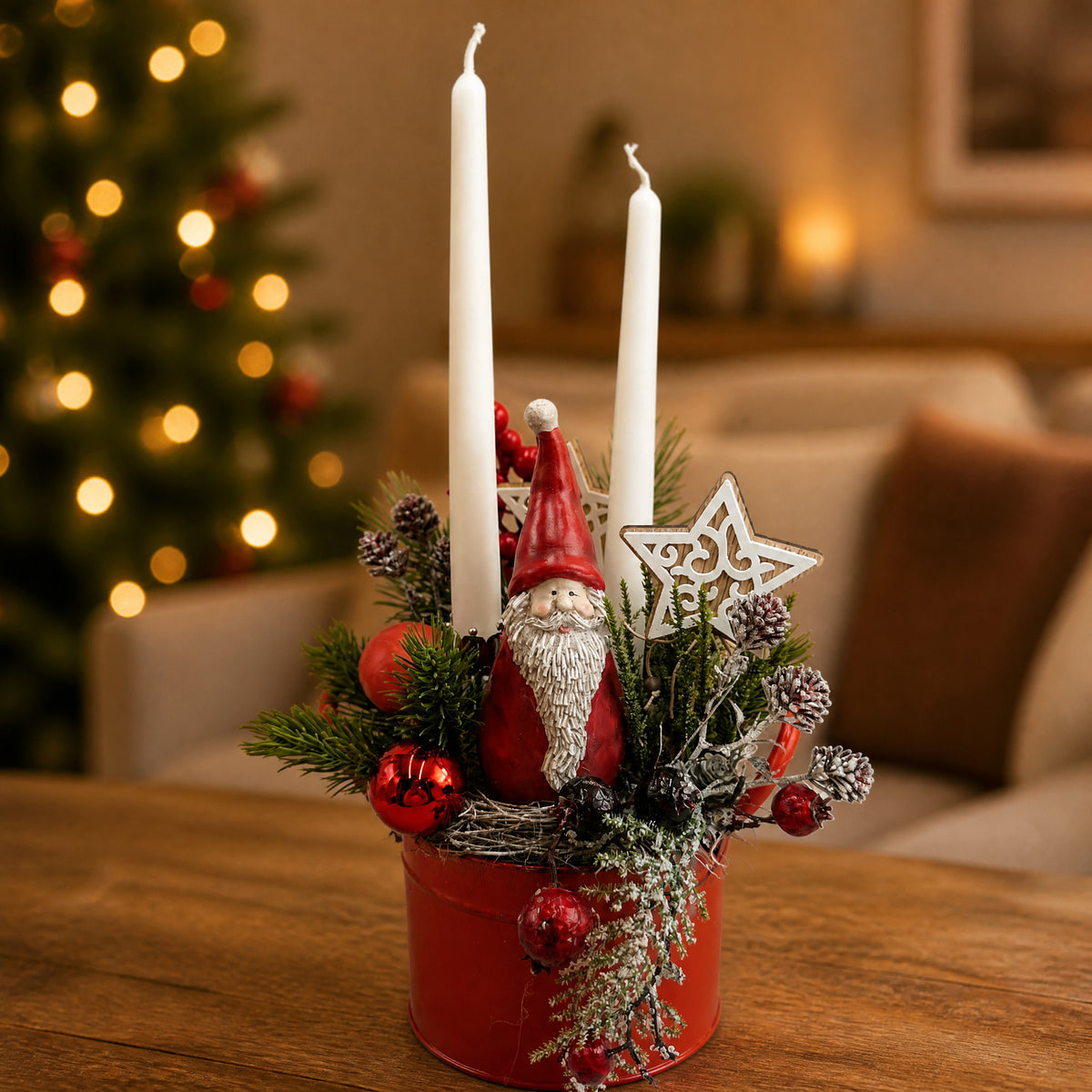 Szene Weihnachtsgesteck Weihnachtsmann Kerzen Stern rot weiß