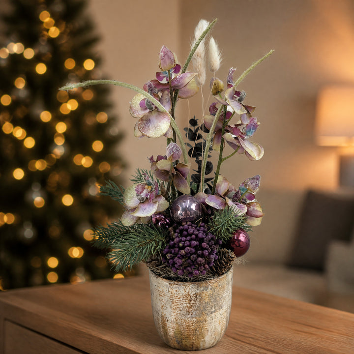Szene Weihnachtsgesteck Orchideen Kugeln Tanne lila creme