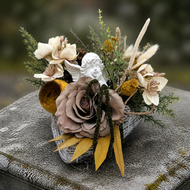 Szene Trauergesteck Engel Rose Amaryllis creme taupe