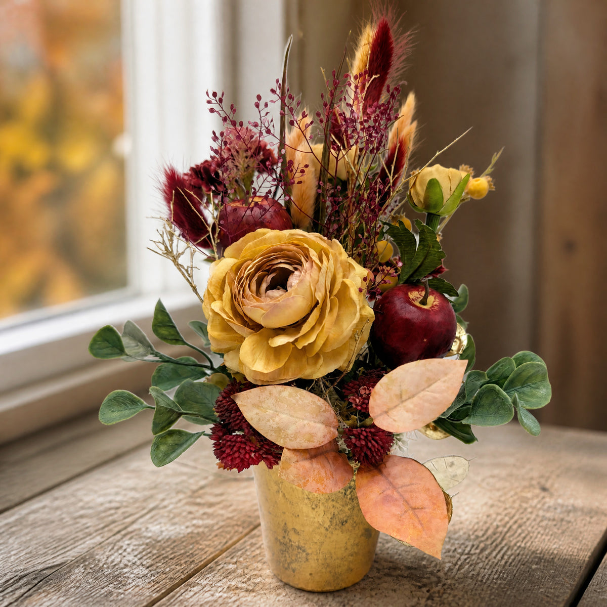 Szene Herbstgesteck Rose Sedum Apfel Gräser beige bordeaux