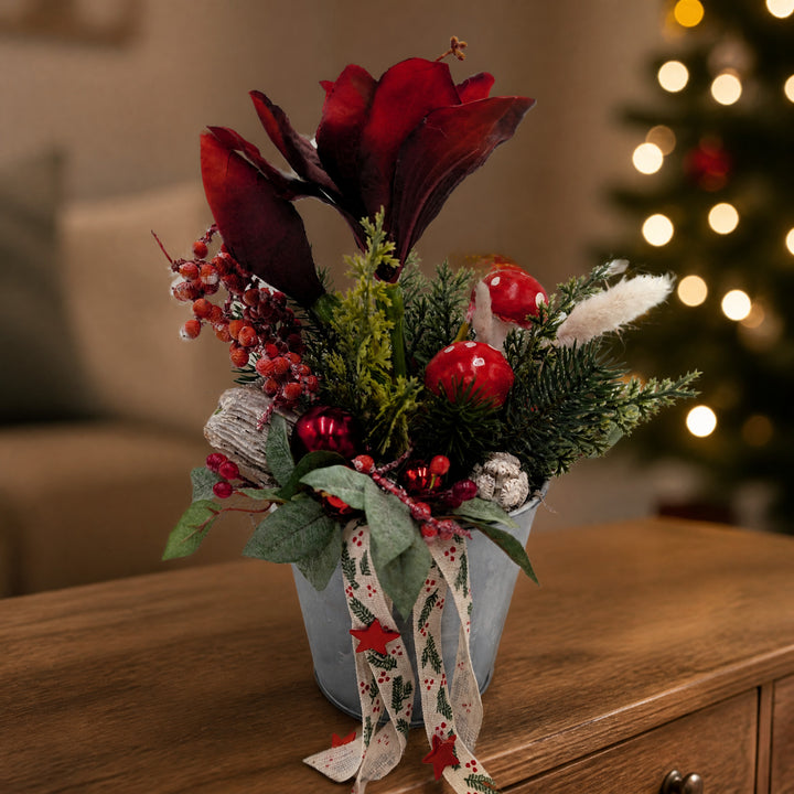 Szene Weihnachtsgesteck Amaryllis Fliegenpilz Tanne rot im Zinktopf