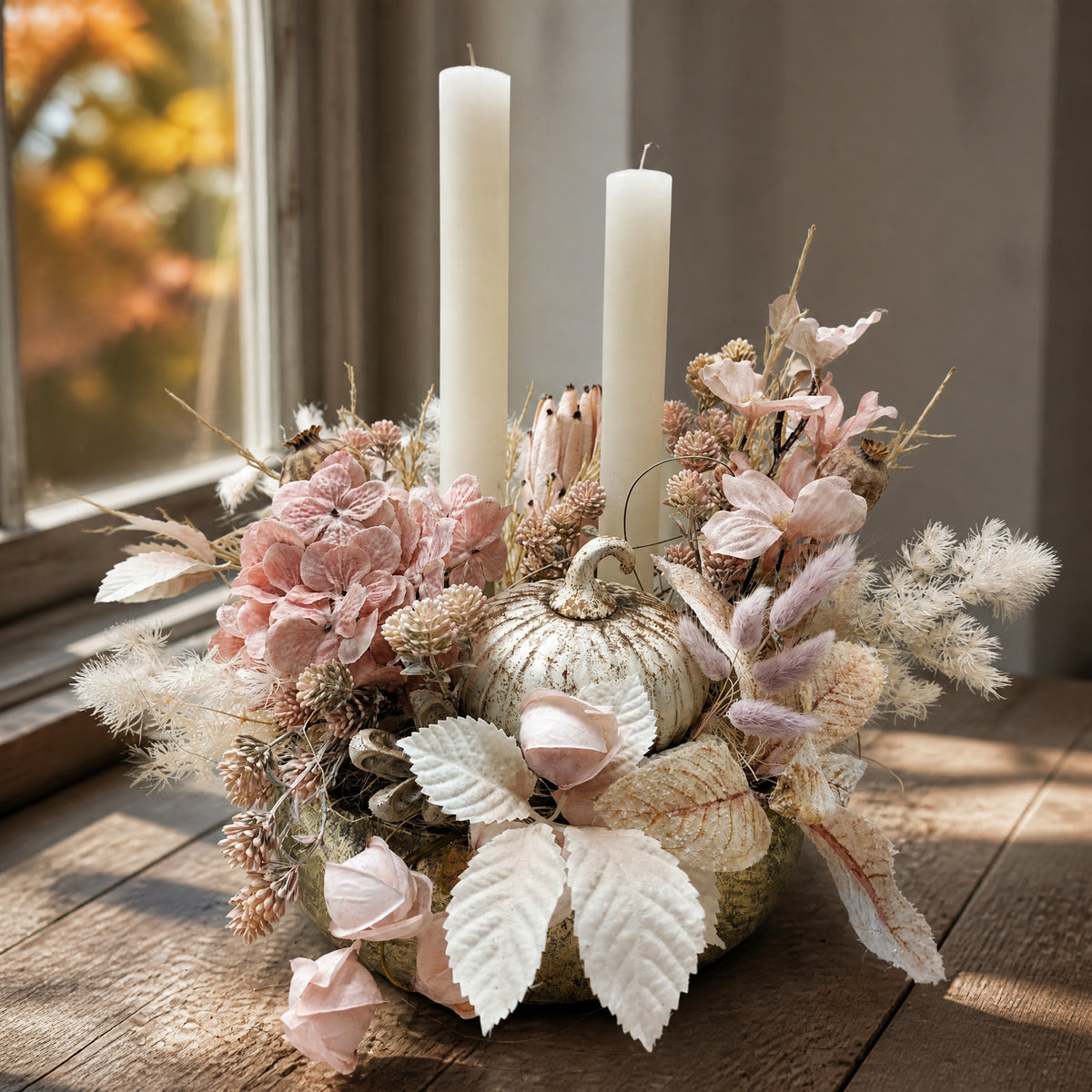 Szene Herbstgesteck Kürbis Hortensien Rosen rosé creme mit Kerzen
