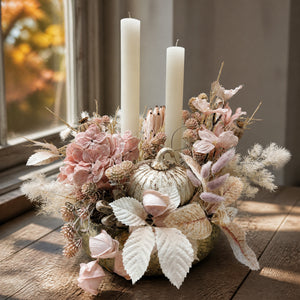 Szene Herbstgesteck Kürbis Hortensien Rosen rosé creme mit Kerzen