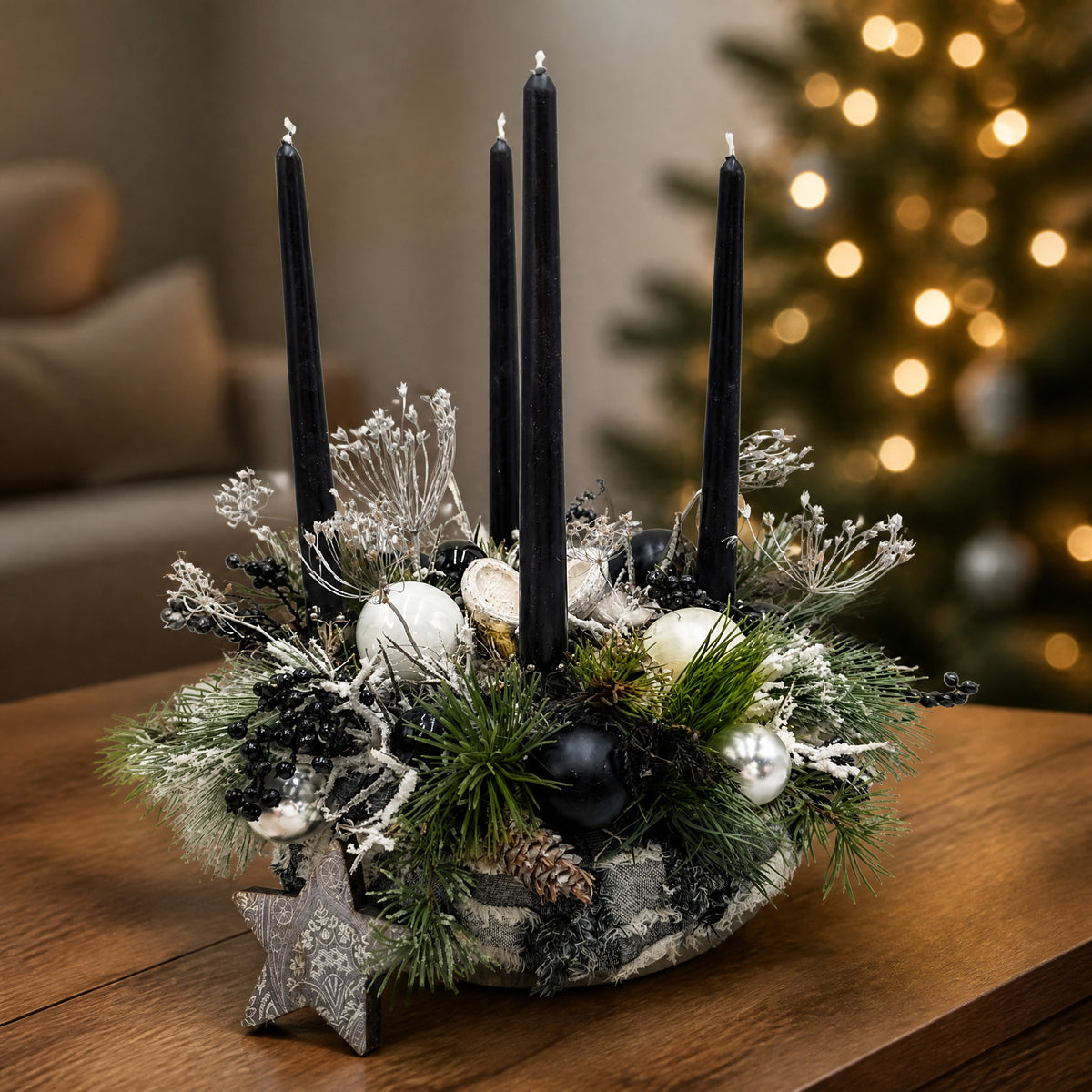 Szene Adventskranz modern Kerzen Kugeln Zapfen schwarz weiß silber
