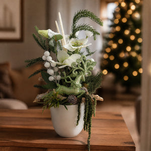 Szene Winterliches Gesteck Christrosen Hirsch Zapfen weiß grün