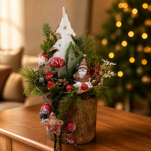 Szene Weihnachtsgesteck Weihnachtsmann Fliegenpilze Zapfen rot grün