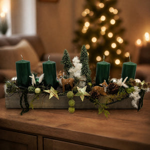 Szene Adventsgesteck Holzkasten Rehe Tannenbäume grün gold