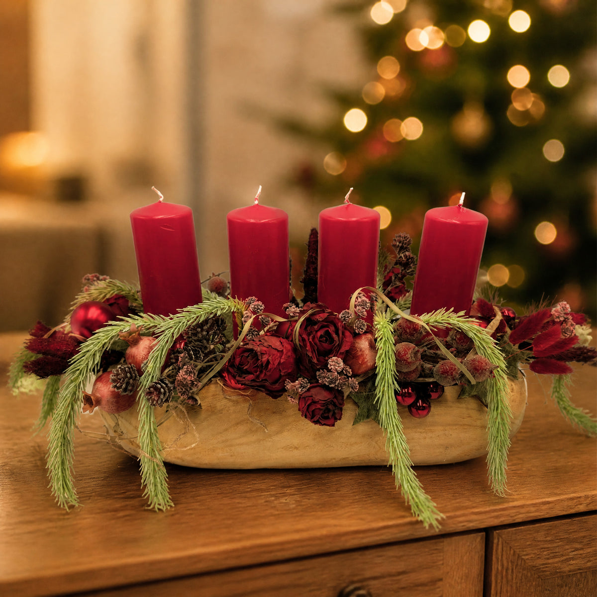 Szene Adventsgesteck Holzschale Rosen Zapfen Beeren rot