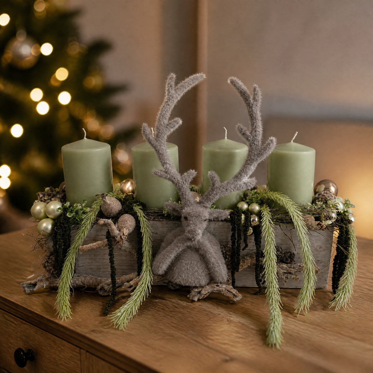 Szene Adventsgesteck Hirsch Zapfen Kugeln mint grau