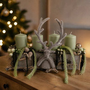 Szene Adventsgesteck Hirsch Zapfen Kugeln mint grau
