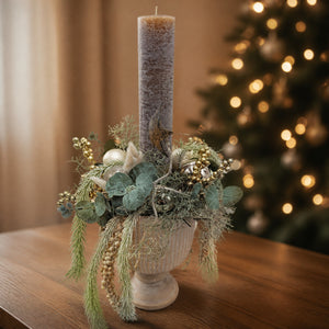 Szene Weihnachtsgesteck Kerze Eukalyptus Kugeln creme gold