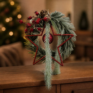 Szene Türkranz Weihnachten Stern Beeren Kugel rot grün