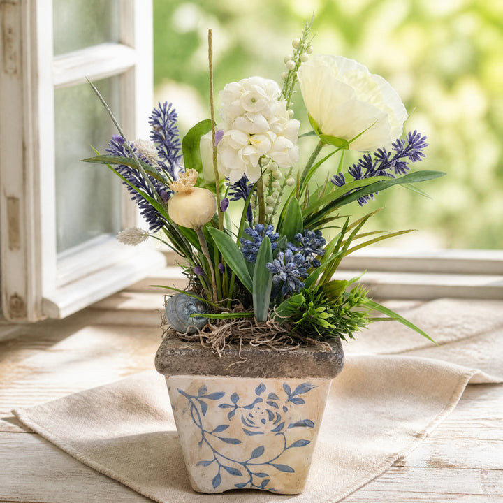 Szene Tischgesteck Sommergesteck Lavendel Mohnkapsel Schnecke Gräser blau weiß