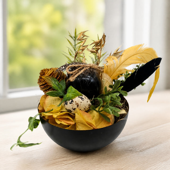 Szene Ostergesteck Frühlingsgesteck Eier Federn Blütenblätter schwarz gelb