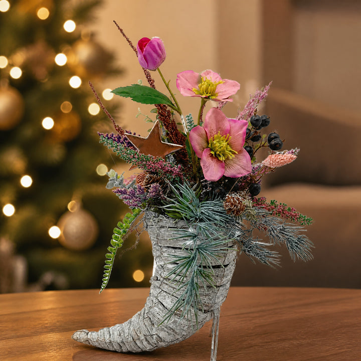 Szene Weihnachtsgesteck Füllhorn Christrosen Stern Beeren rosa