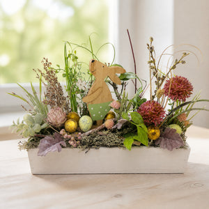 Szene Seidenblumengesteck Ostergesteck Häsin Eier Allium grün lila