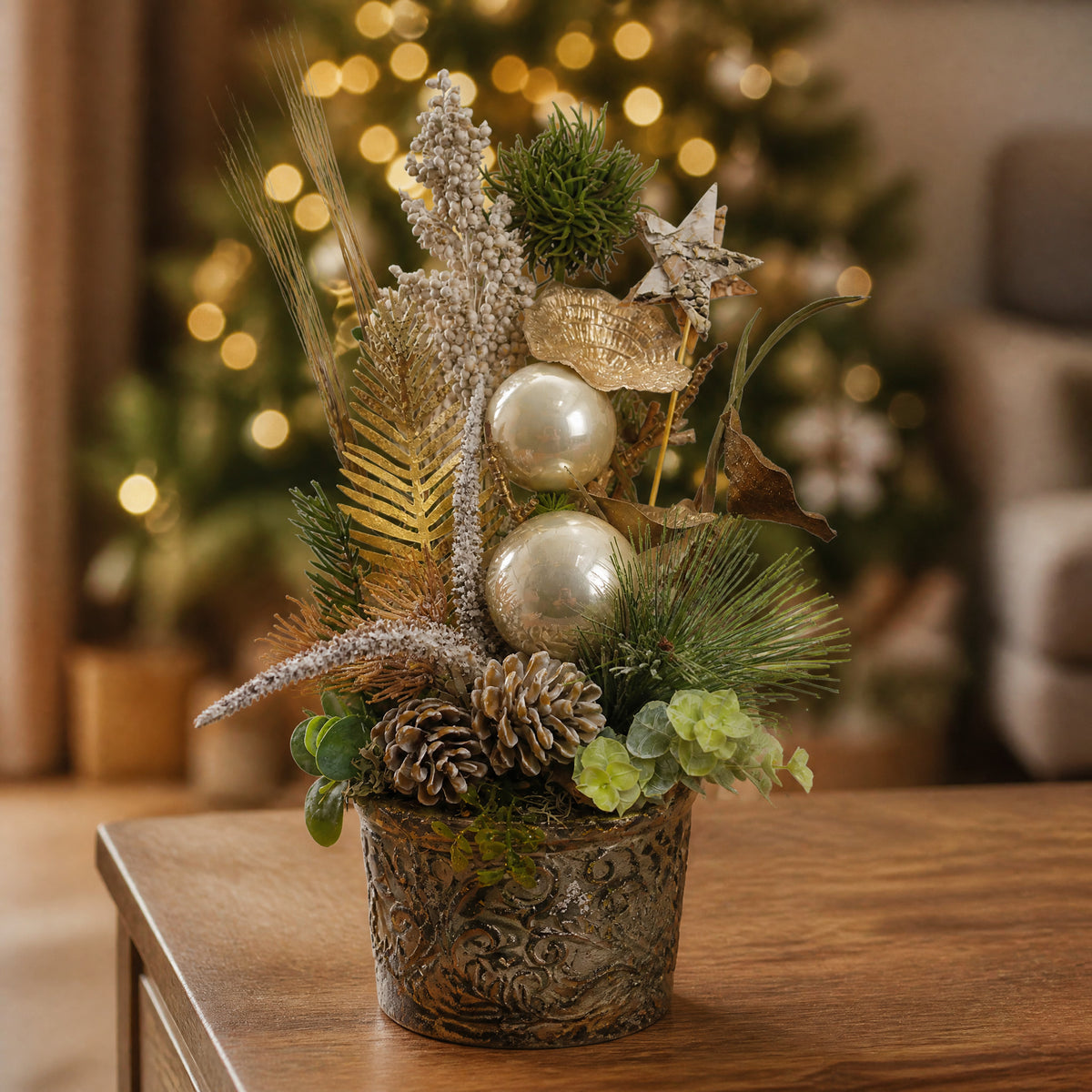 Szene Weihnachtsgesteck Wintergesteck Kugeln Zapfen Beeren creme gold