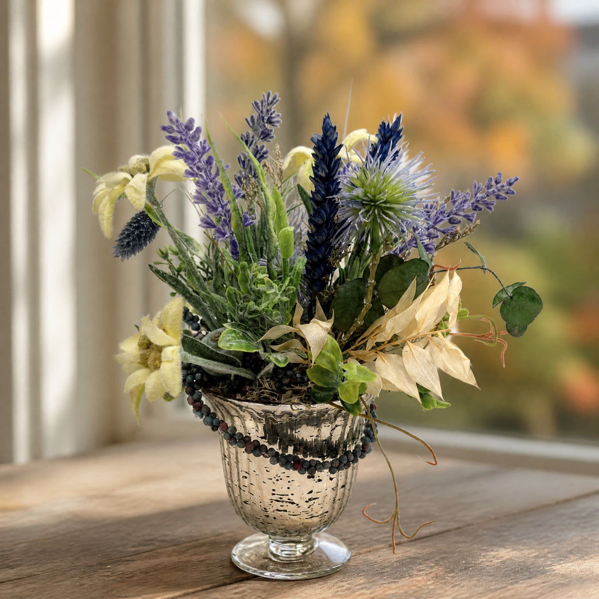 Szene Herbstgesteck Lavendel Distel Gräser Beeren lila gelb