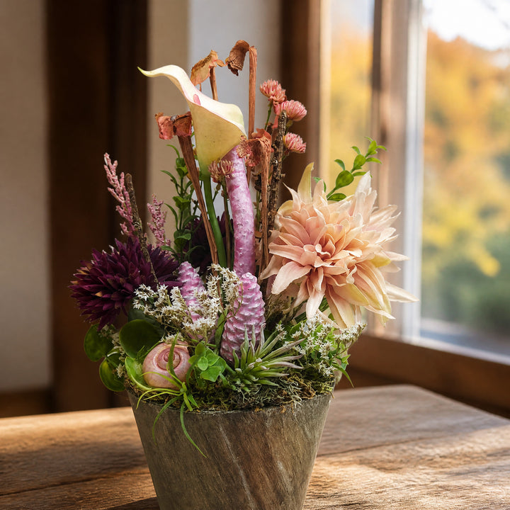 Szene Tischgesteck Calla Chrysanthemen Zapfen rosa lila