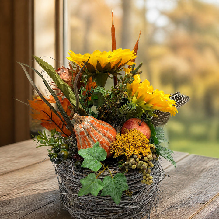 Szene Tischgesteck Herbstgesteck Sonnenblumen Kürbis Apfel gelb orange