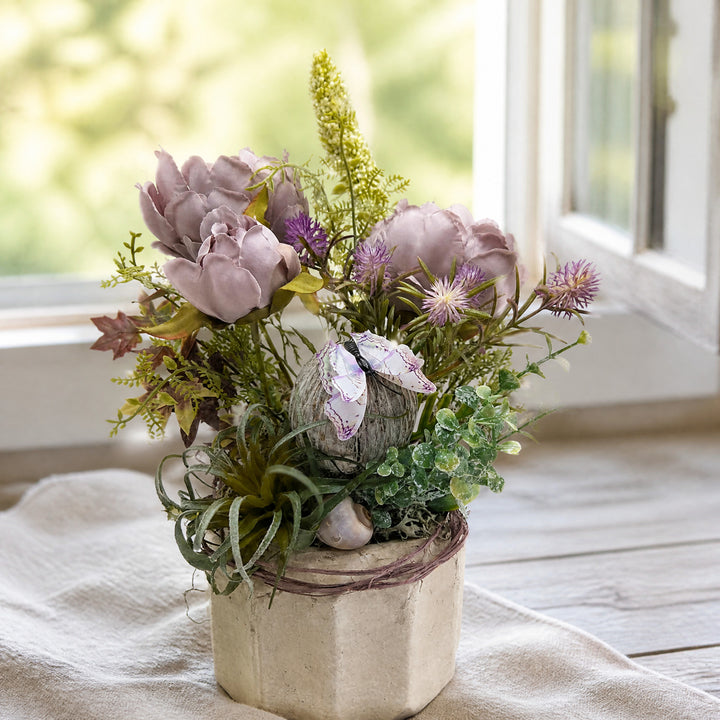 Szene Sommergesteck Pfingstrosen Schmetterling Schnecke lila Seidenblumen