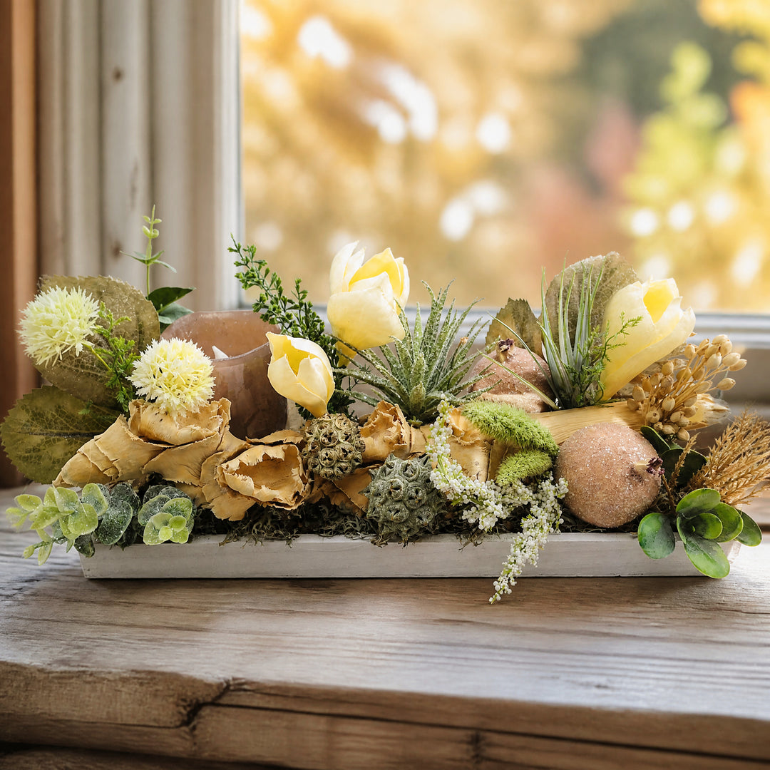 Szene Blumengesteck Herbstgesteck LED-Kerze Sukkulenten Granatäpfel creme grün