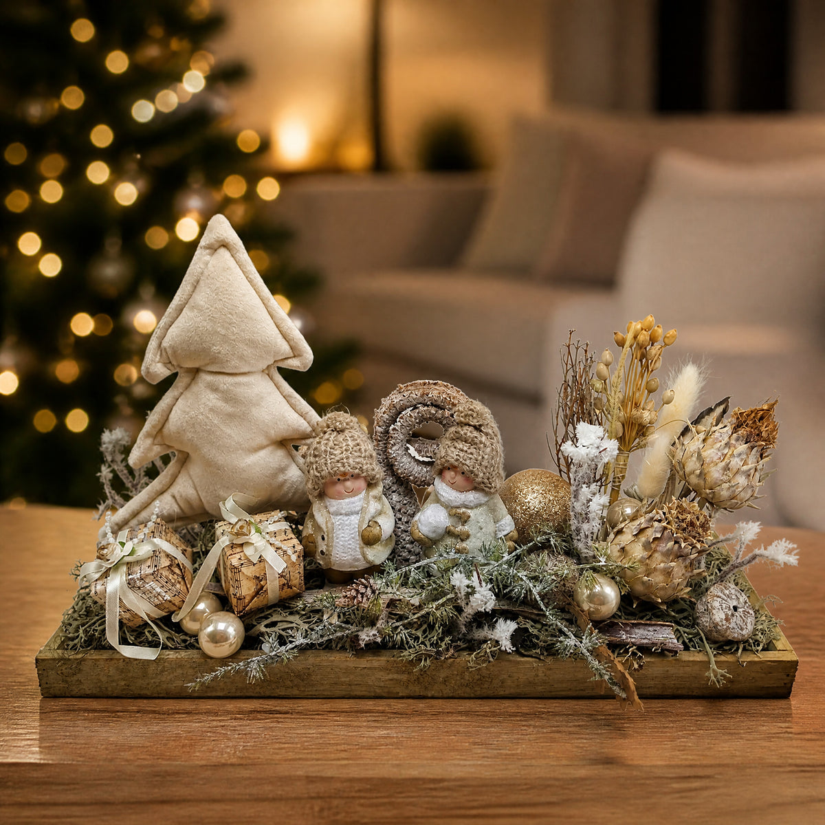 Szene Weihnachtsgesteck Adventsgesteck Kinder Tannenbaum Kugeln creme gold