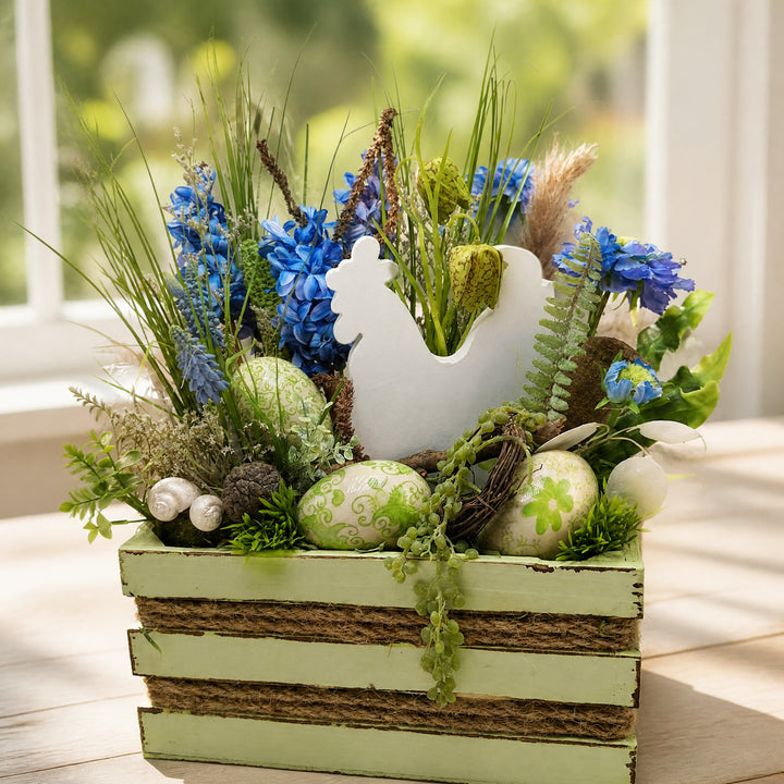 Szene Ostergesteck Frühlingsgesteck Huhn Eier Hyazinthen blau grün