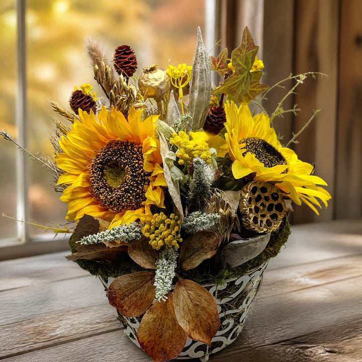 Szene Tischgesteck Herbstgesteck Sonnenblumen Efeu Gräser gelb braun