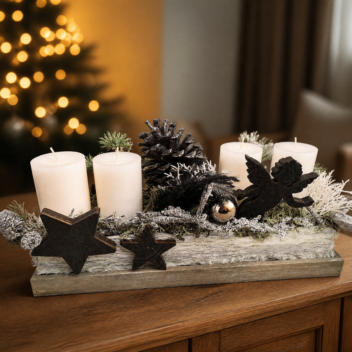 Szene Adventsgesteck Weihnachtsgesteck Kerzen Engel Zapfen Sterne schwarz weiß