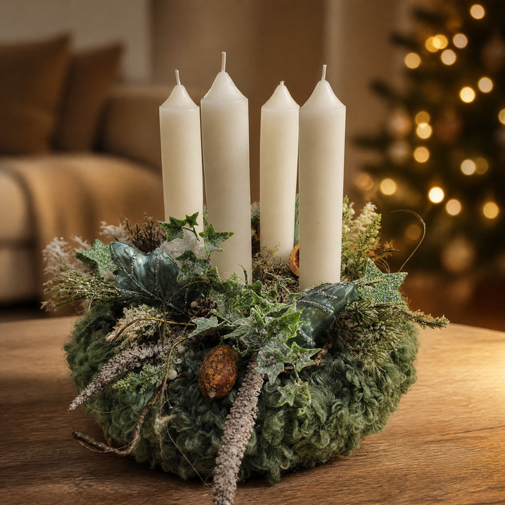 Szene Weihnachtsgesteck Adventskranz Kerzen Sterne Efeu Nüsse salbei weiß