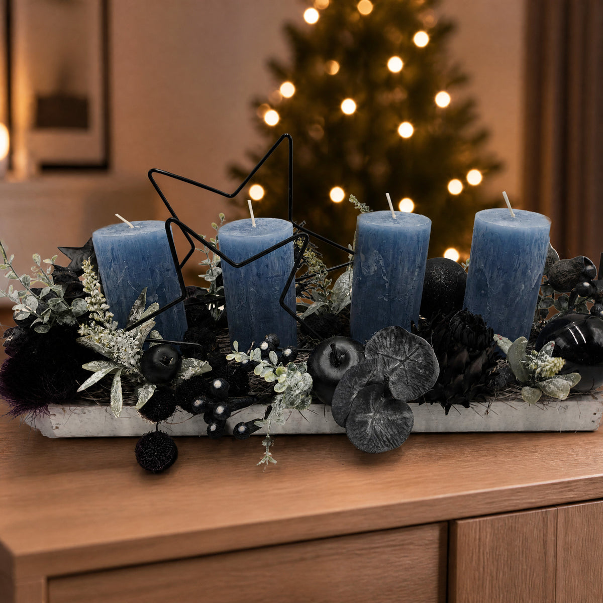Szene Weihnachtsgesteck Adventsgesteck Kugel Apfel Stern blau schwarz