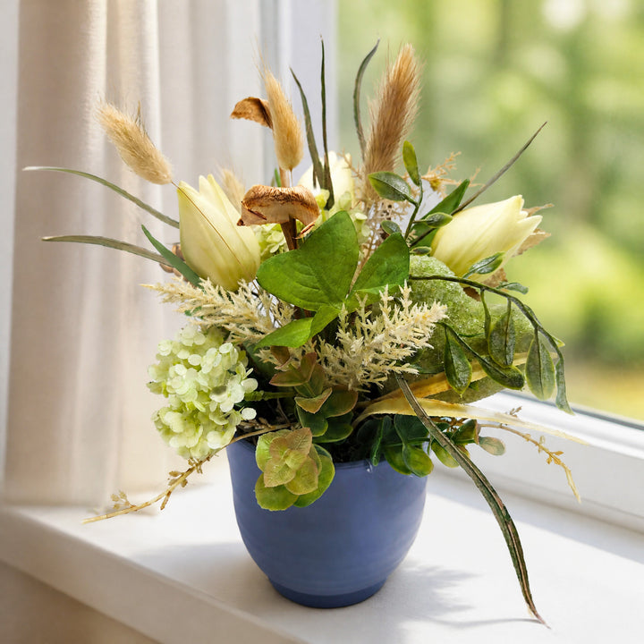 Szene Frühlingsgesteck Tulpen Herz Hortensie weiß grün im blauen Topf
