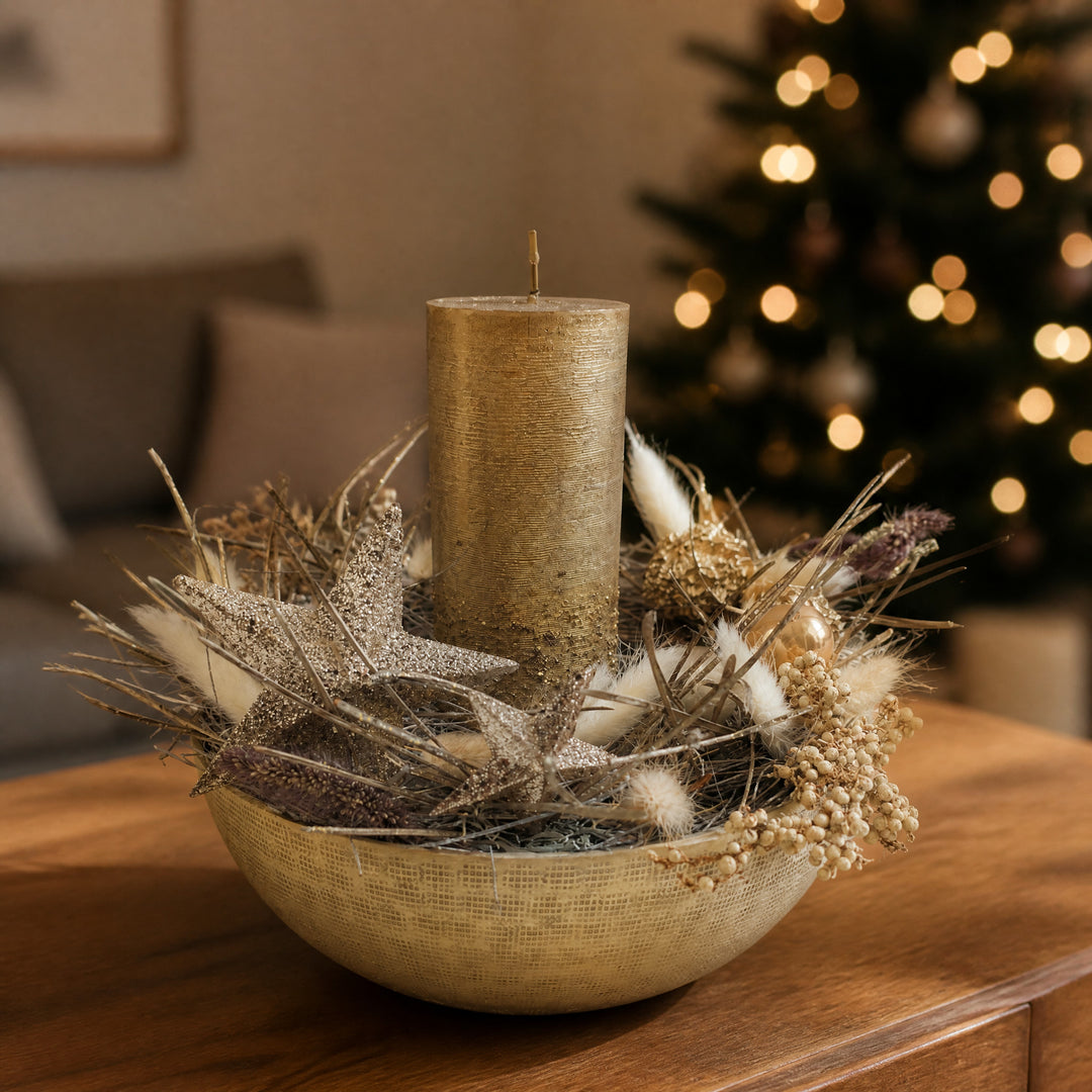 Szene Weihnachtsgesteck Kerze Sterne Kugel Beeren gold natur