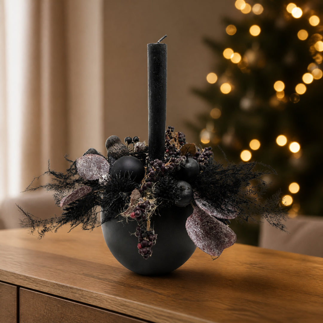 Szene Weihnachtsgesteck Kugel Apfel Beeren schwarz dunkelrot modern