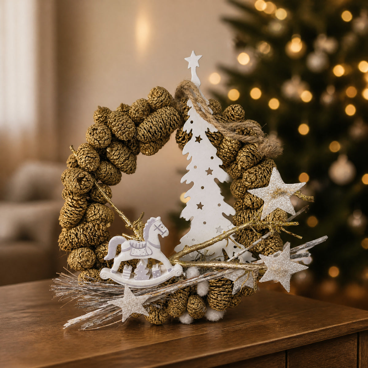 Szene Türkranz Zapfen Schaukelpferd Stern Tannenbaum gold weiß