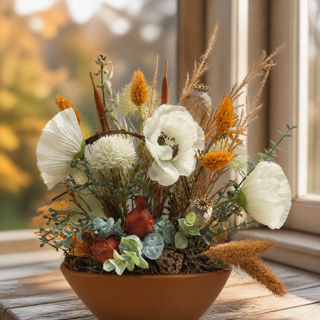 Szene Herbstgesteck Mohnblüten Mohnkapseln Gräser weiß braun