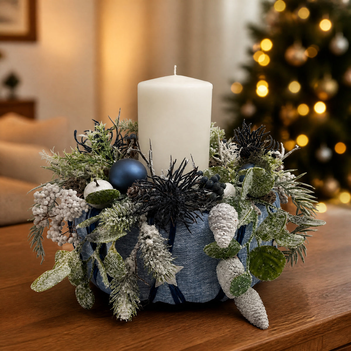 Szene Weihnachtsgesteck Adventskranz Kugel Apfel Zapfen Kerze Beeren blau weiß