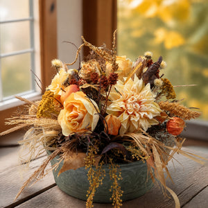 Szene Herbstgesteck Blumenarrangement Rosen Chrysantheme Apfel ocker gelb