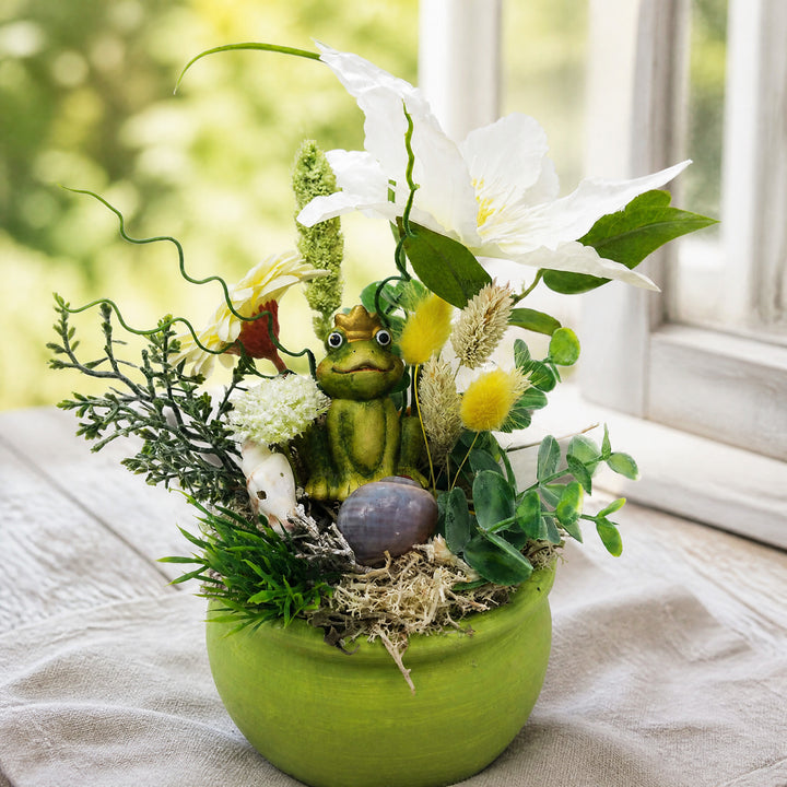 Szene Blumengesteck Sommergesteck Frosch Clematis Schnecken weiß grün