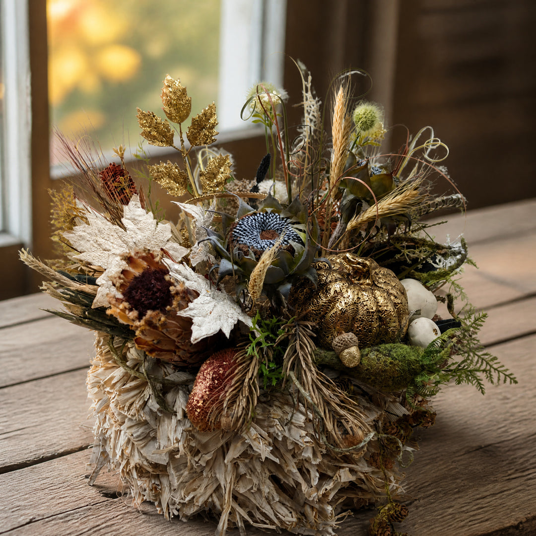 Szene Herbstgesteck Kürbis Sonnenblume Zapfen Gräser Teelicht gold creme