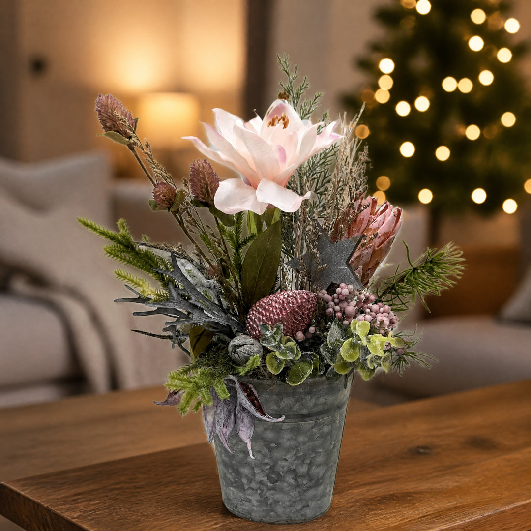 Szene Wintergesteck Tischgesteck Amaryllis Zapfen Beeren Stern rosa grau