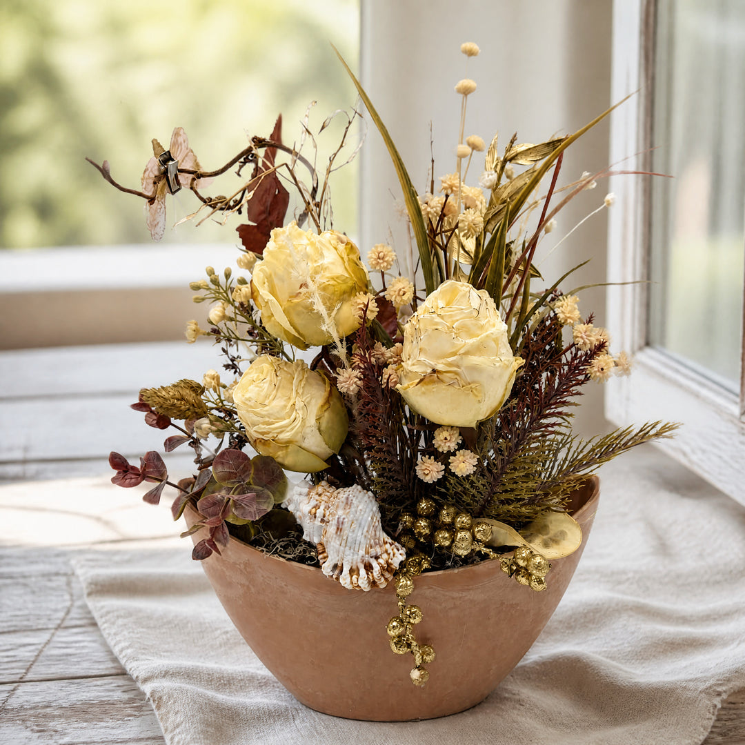 Szene Tischgesteck Rosen Muschel Beeren Gräser Schmetterling creme gold